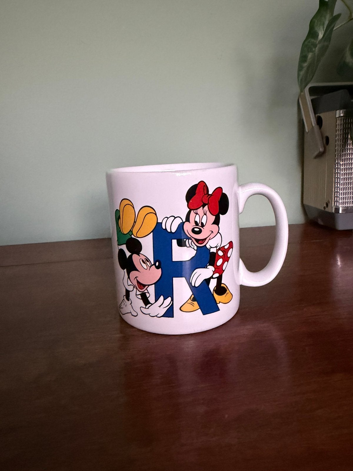 Disneyland Paris ABC-mok de letter R, Ophalen of Verzenden, Mickey Mouse, Zo goed als nieuw, Servies