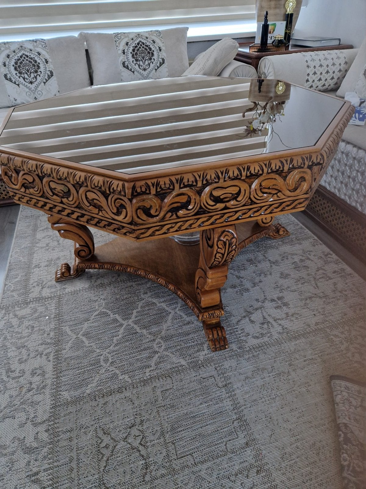 Houten tafel met gravure, doorsnee 120 cm, hoogte 70 cm