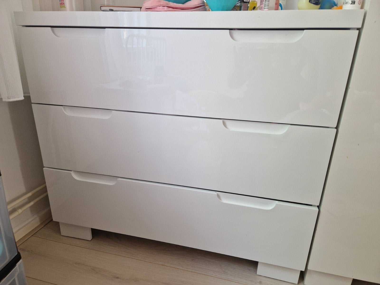 Witte ladekast met 3 laden - Glanzend design, Huis en Inrichting, Kasten | Ladekasten, Ophalen, Overige materialen, Gebruikt, 50 tot 100 cm