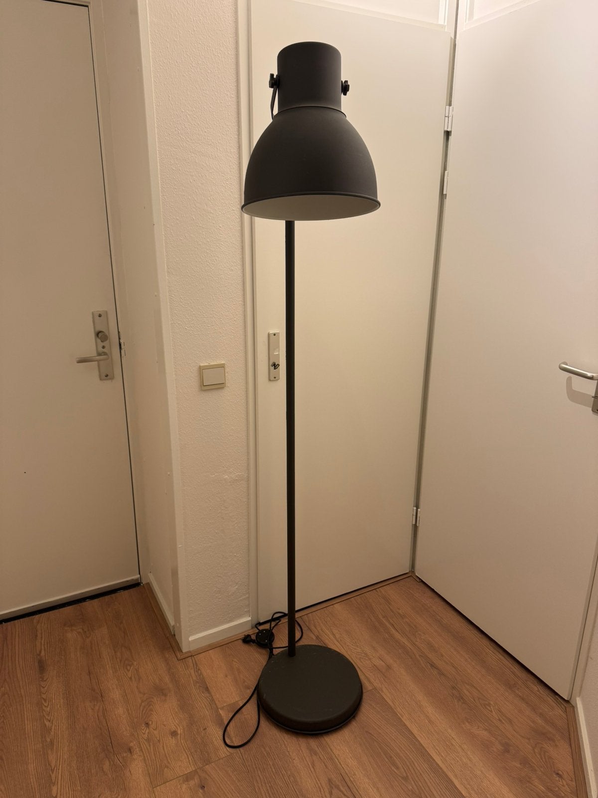 Kamerlamp grijs industrieel, Huis en Inrichting, Lampen | Vloerlampen, Ophalen, E27 (groot), Zo goed als nieuw, Metaal