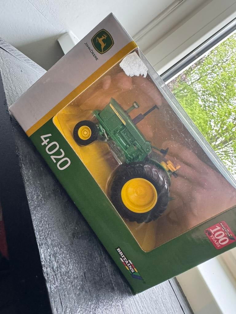 1:32 John deere 4020 Britians, Ophalen of Verzenden, Zo goed als nieuw, Tractor of Landbouw, Overige merken