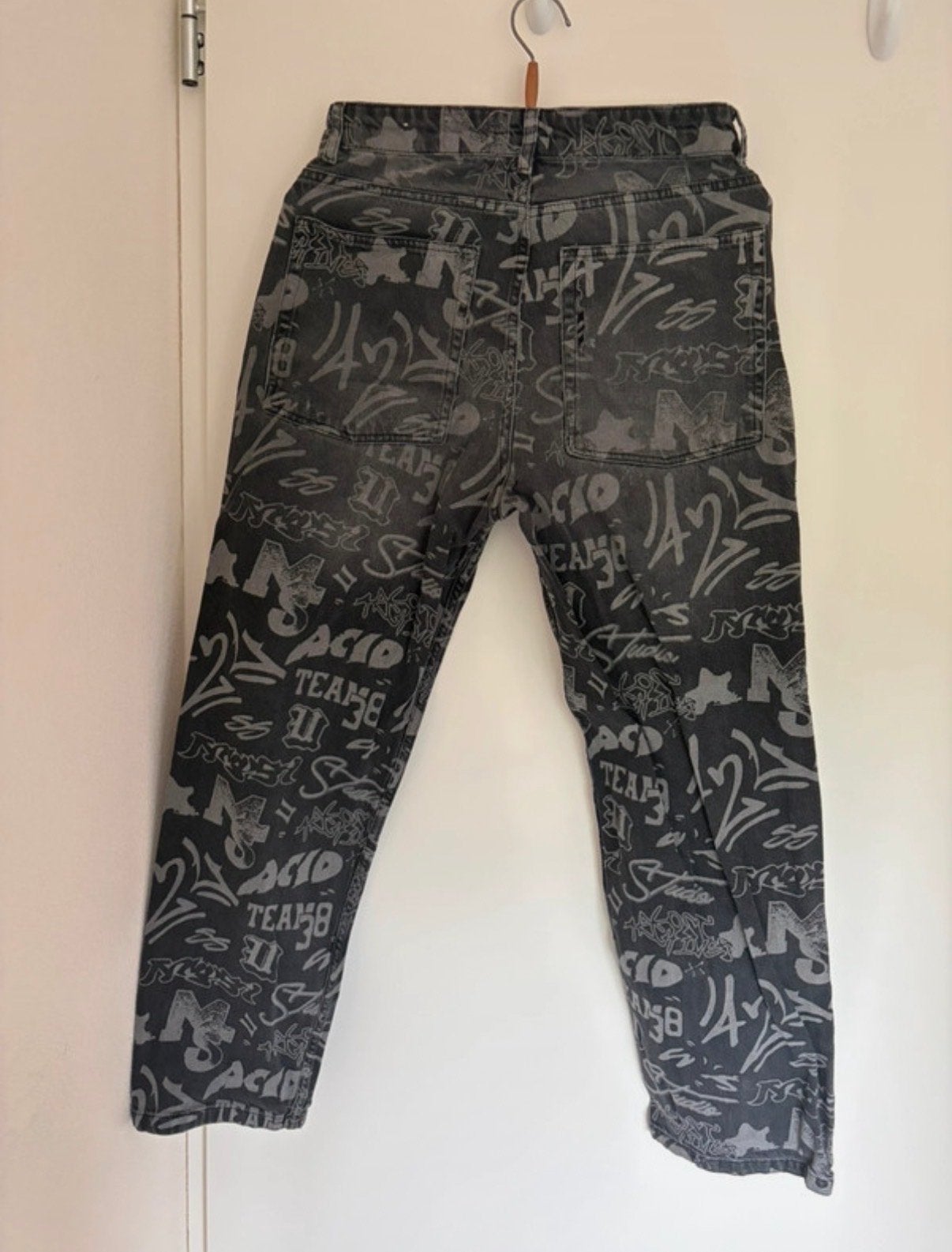 Zwarte jeans met graffiti print, Maat 38/40 (M), Zwart, Ophalen of Verzenden, Lang