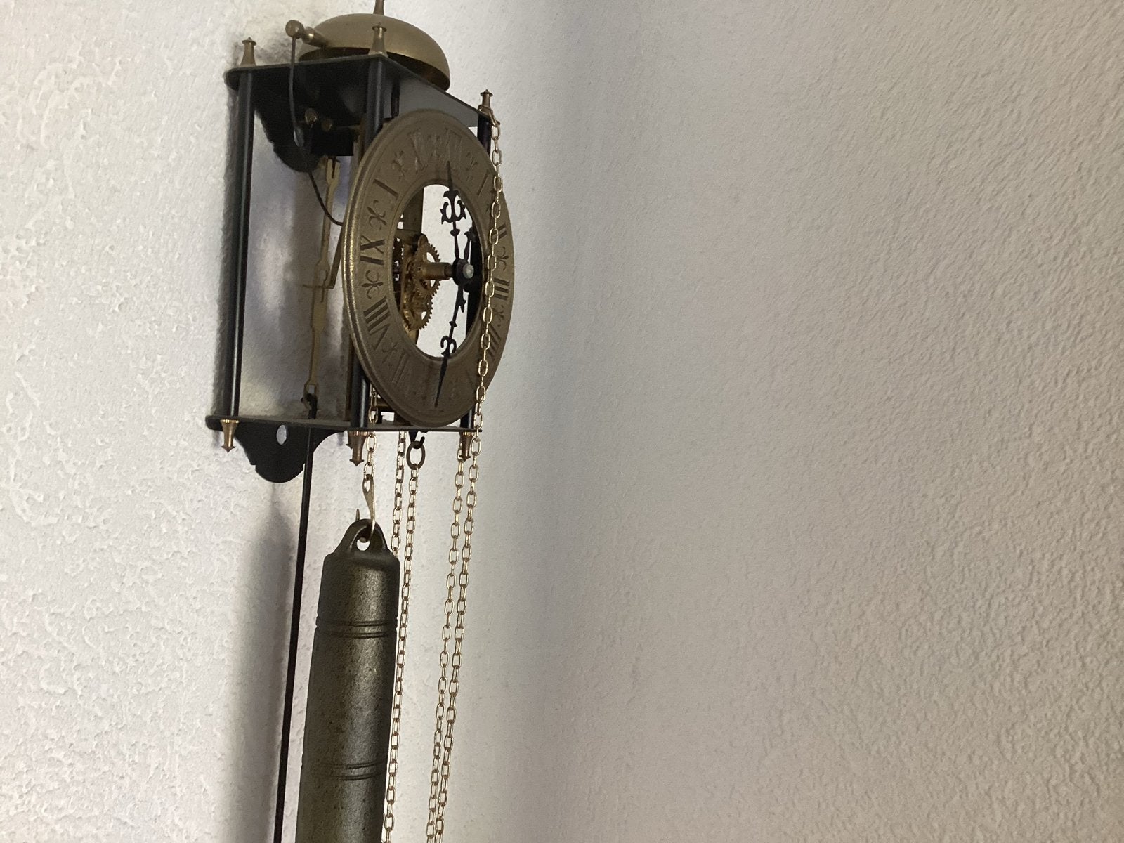 Antieke wandklok met slinger en kettingen, Ophalen
