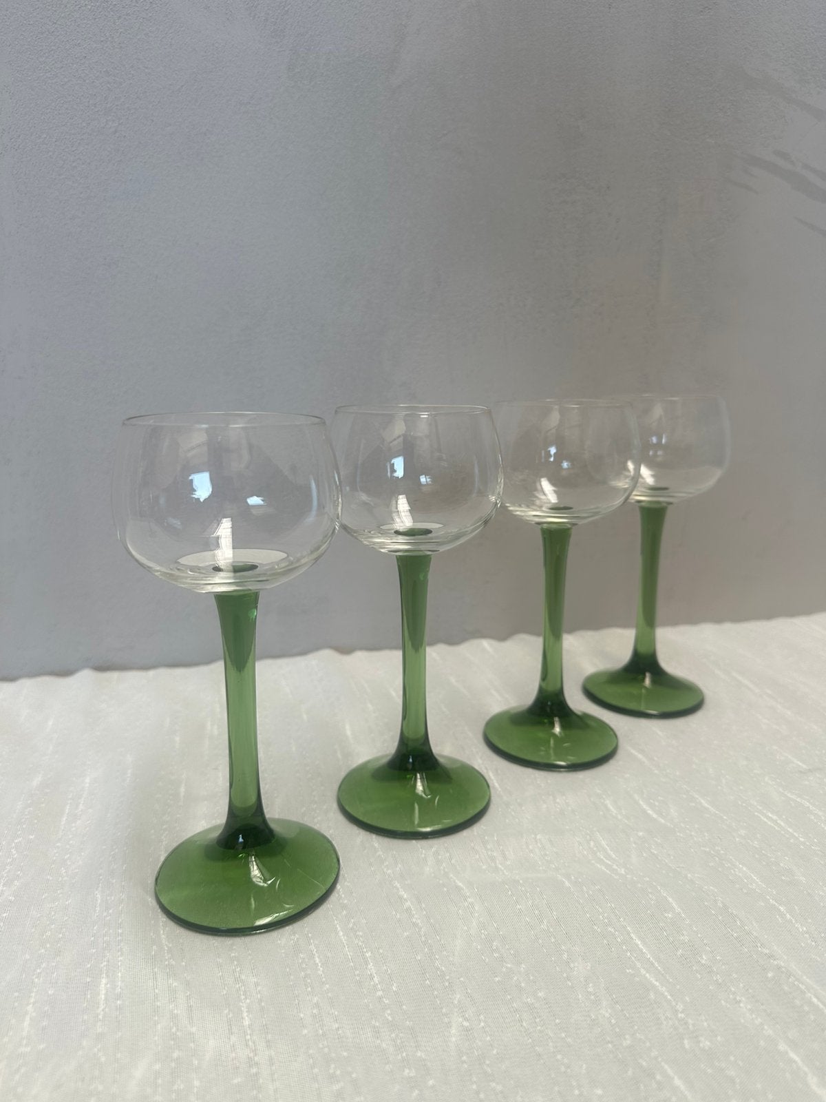 Vintage witte wijnglazen met groene voet, Glas of Glazen, Ophalen of Verzenden, Glas, X