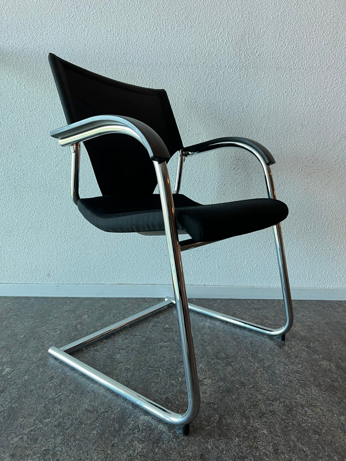 Wilkhahn Modus Exec. 4 stuks - Zwart/Chroom, Huis en Inrichting, Stoelen, Gebruikt, Vier, Kunststof, Metaal, Stof, Zwart, Ophalen