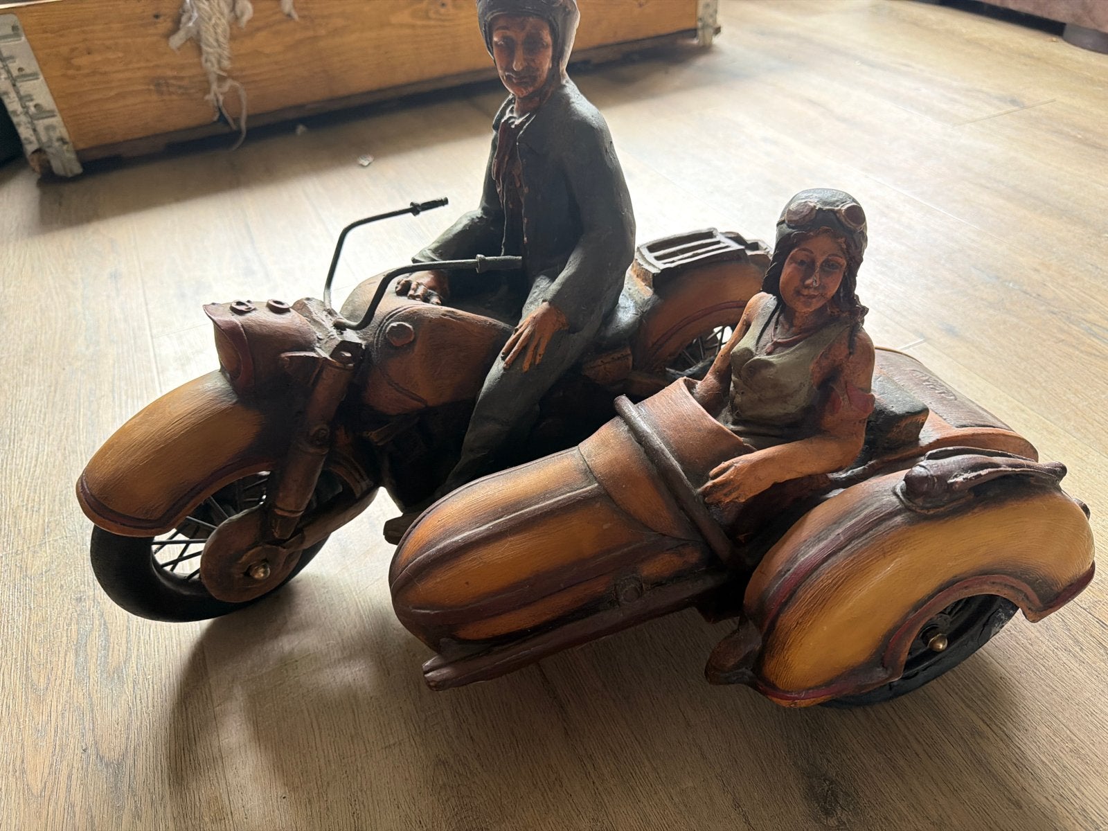Decoratief beeld motor met zijspan en figuren, Ophalen, Handgemaakt, 20 - 50 cm, Steen of Keramiek