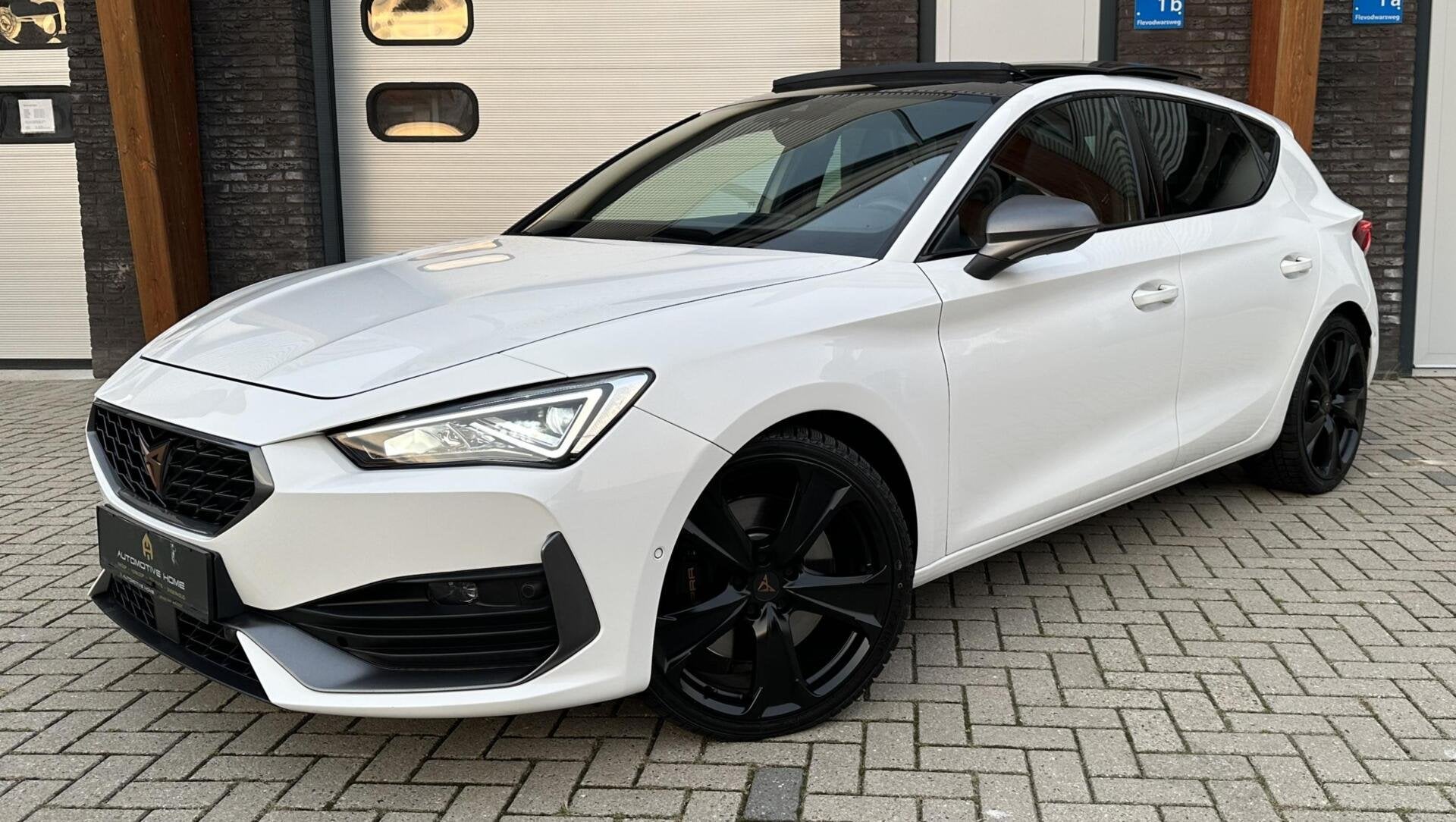 CUPRA Leon 2.0 TSI VZ 300PK PANO/SFEERVERL/CARPLAY/STOELVW, Auto's, Automaat, Dealer onderhouden, 15 km/l, Gebruikt