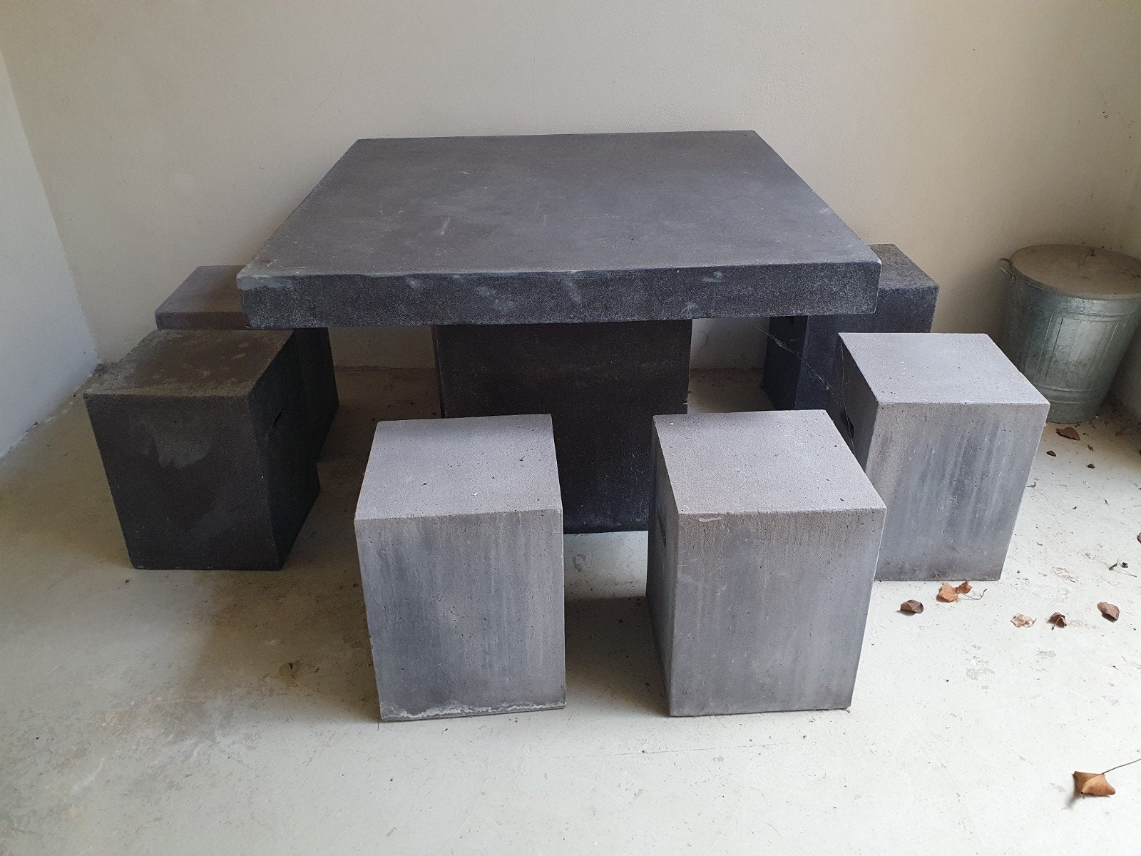 Betonnen tuinset: tafel + 8 stoelen (licht & donker beton), Tuin en Terras, Tuinsets en Loungesets, Ophalen, Overige materialen