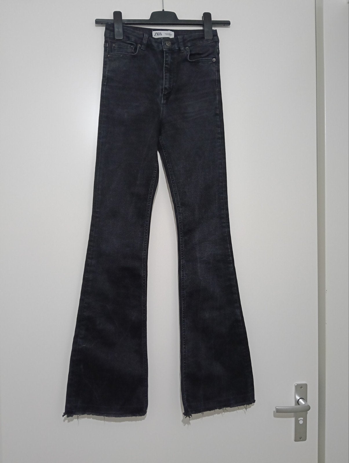 Zwarte flared jeans van Zara - Maat 36, Ophalen of Verzenden, Zo goed als nieuw, Maat 36 (S), Lang