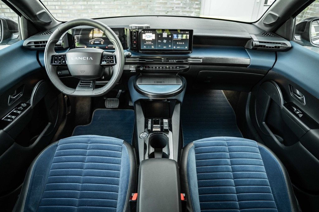 Lancia Ypsilon Edizione Cassina Limitata 51 kWh (bj 2024), Auto's, Lancia, Stof, Gebruikt, 156 pk, Blauw