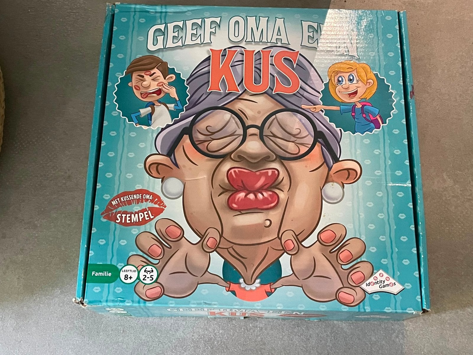 Geef Oma Een Kus - Leuk familiespel voor 2-5 spelers, Drie of vier spelers, Ophalen of Verzenden, Gebruikt