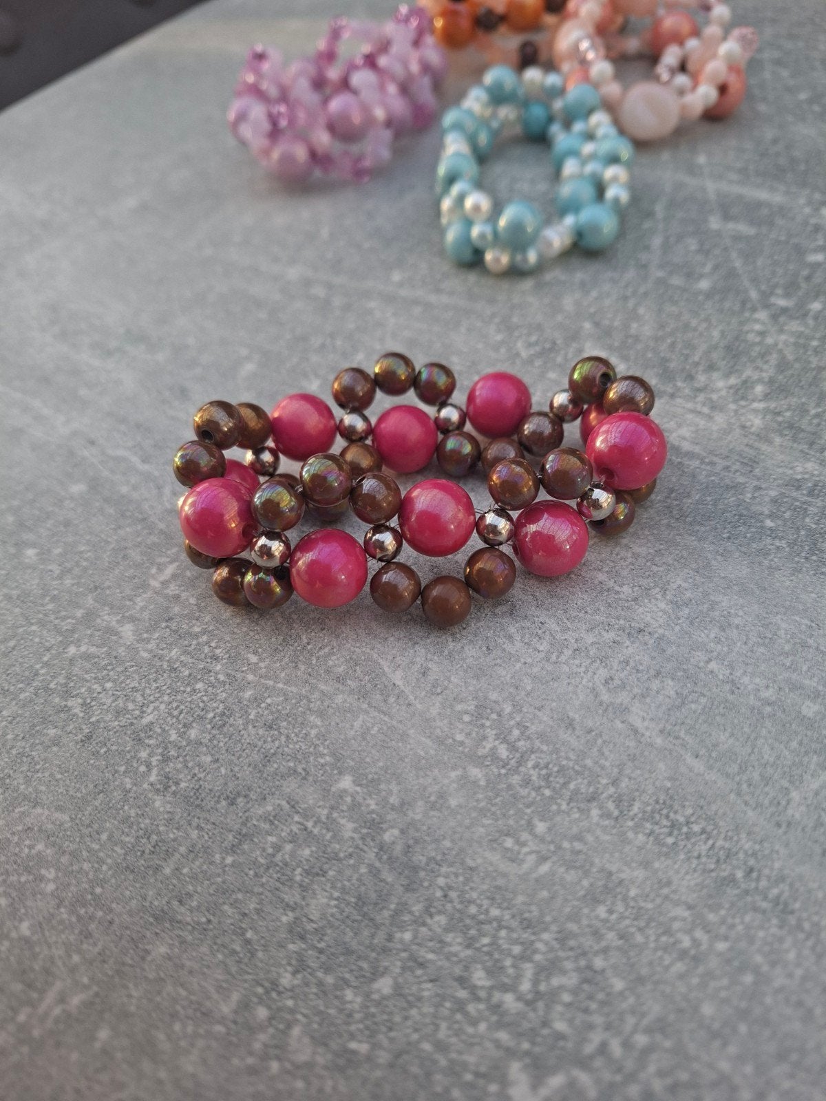 Stijlvolle roze en bruine kralenarmband, Overige materialen, Ophalen of Verzenden, Zo goed als nieuw, Roze