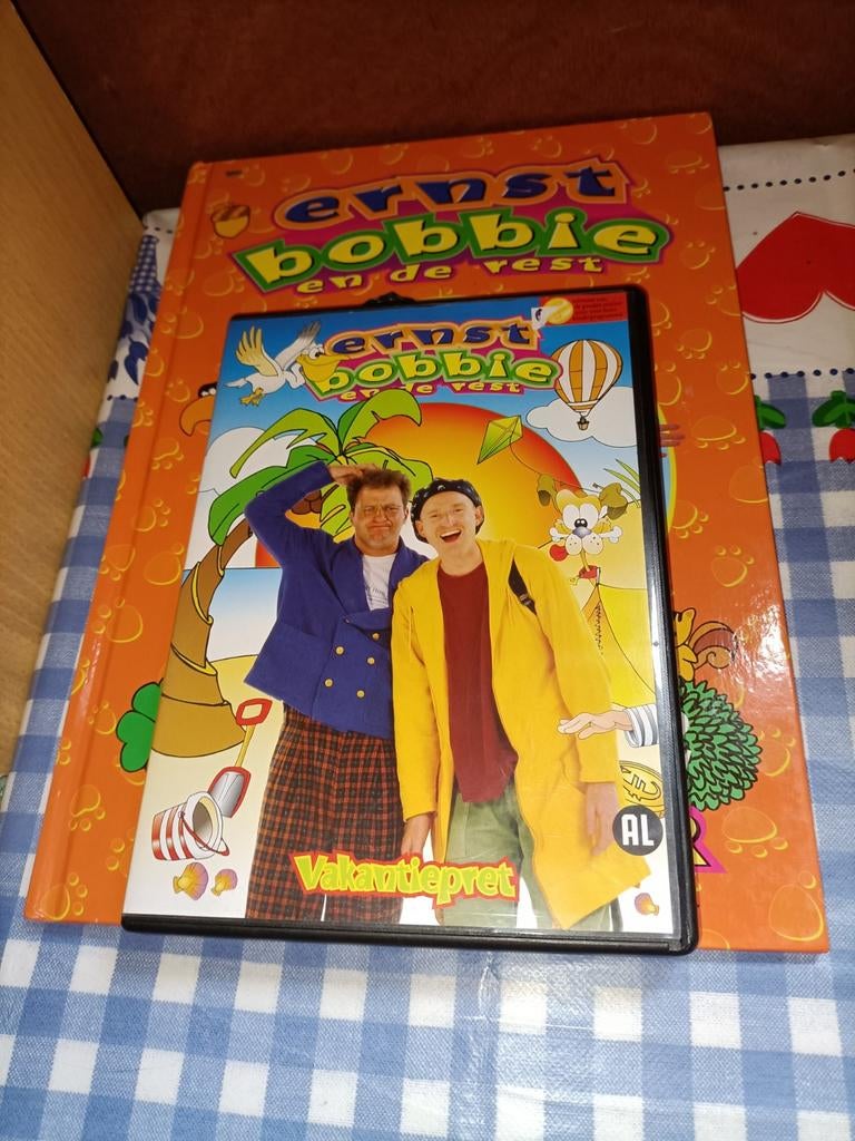Ernst en Bobbie pet, boek De boswachter 2, dvd Vakantiepret, Ophalen of Verzenden, Zo goed als nieuw