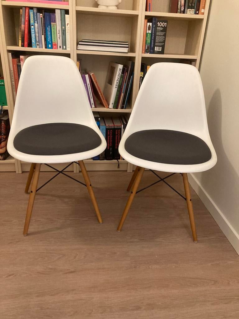 2 Vitra Eames DSW stoelen met Hopsak zitkussen, Huis en Inrichting, Stoelen, Ophalen, Twee, Wit, Design