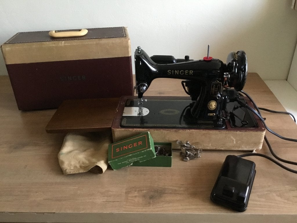 Antieke elektrische naaimachine, Ophalen