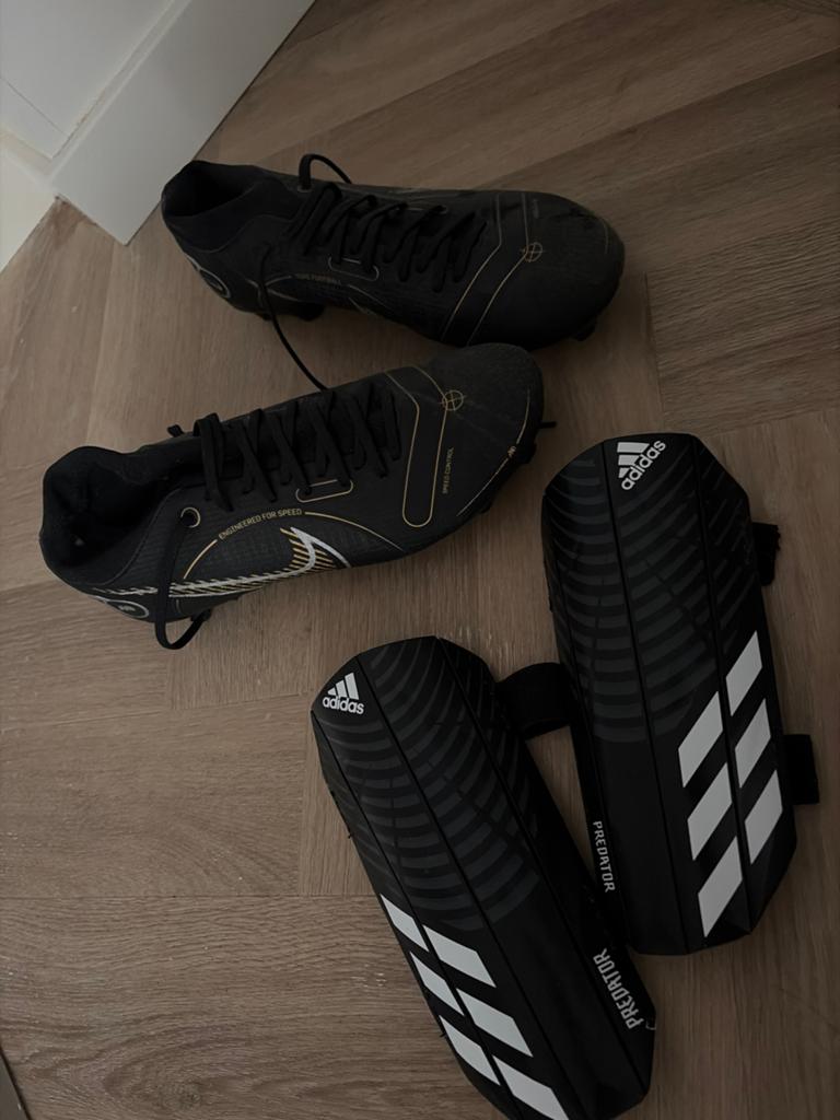 Nike voetbalschoenen en Adidas scheenbeschermers, Schoenen, Zo goed als nieuw, Maat M, Ophalen of Verzenden