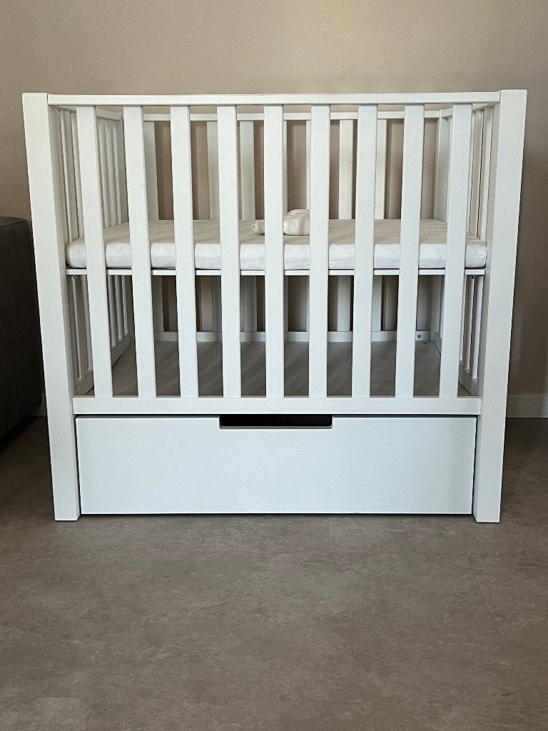 Witte box Europe Baby Mees met opberglade,matras,hoeslakens, Kinderen en Baby's, Boxen, Ophalen, Gebruikt, In hoogte verstelbaar