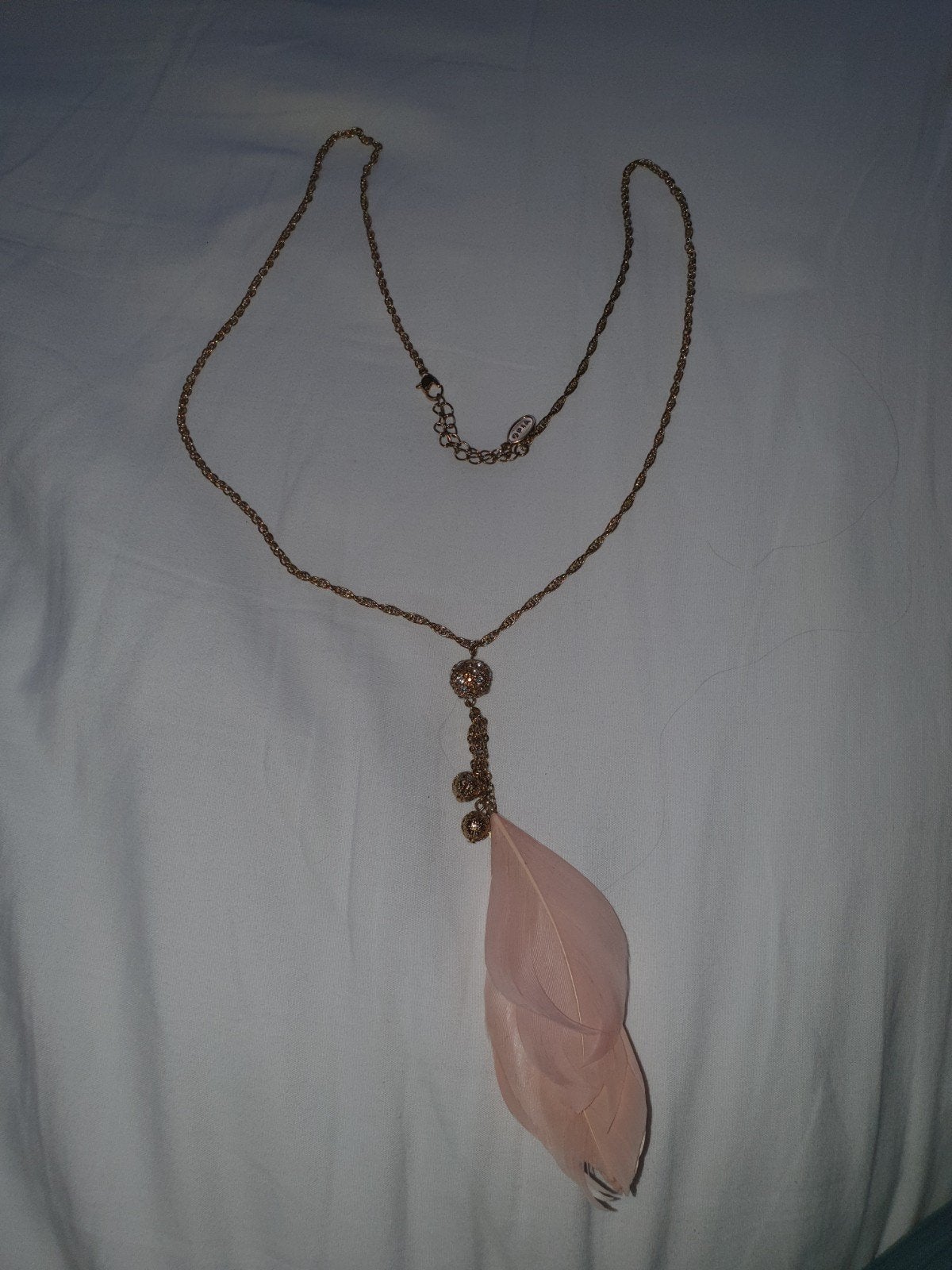 Gouden ketting met roze veren hanger - OPIA, Overige materialen, Ophalen of Verzenden, Goud, Gebruikt