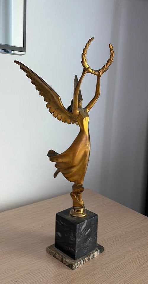 Bronzen beeld met marmeren voet van de Griekse godin Niké, Antiek en Kunst, Verzenden