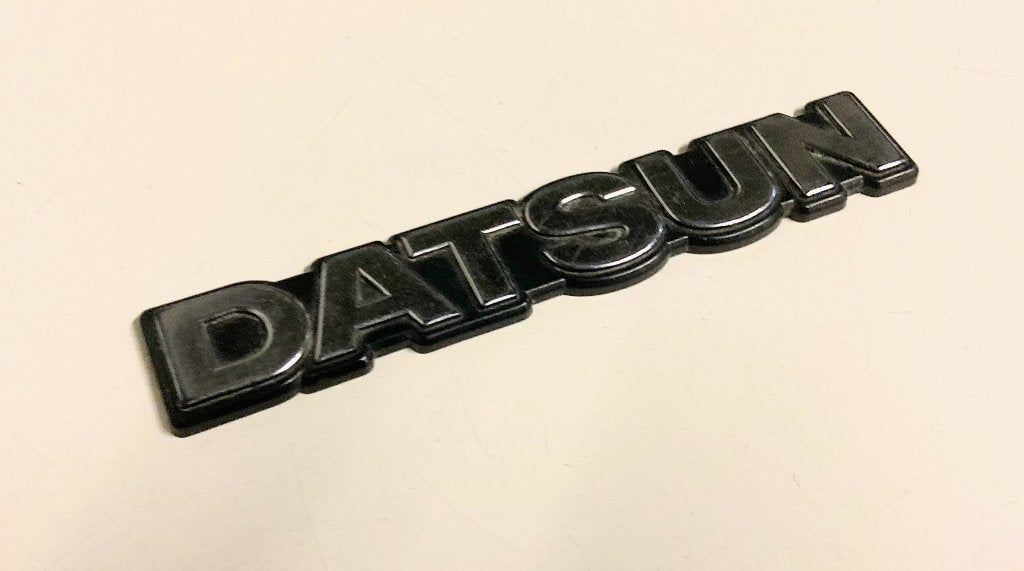Datsun merk logo letters embleem, Ophalen of Verzenden, Gebruikt, Auto's