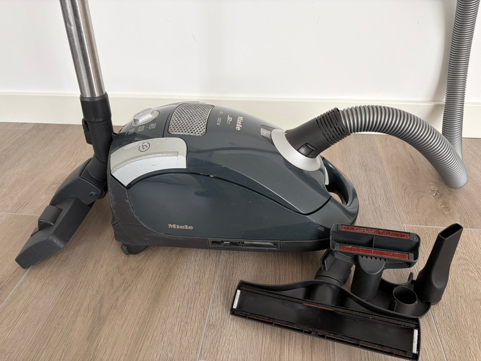 Weinig gebruikte Mirle 2000 watt stofzuiger, Ophalen of Verzenden, Miele, Sledestofzuiger, Stofzak