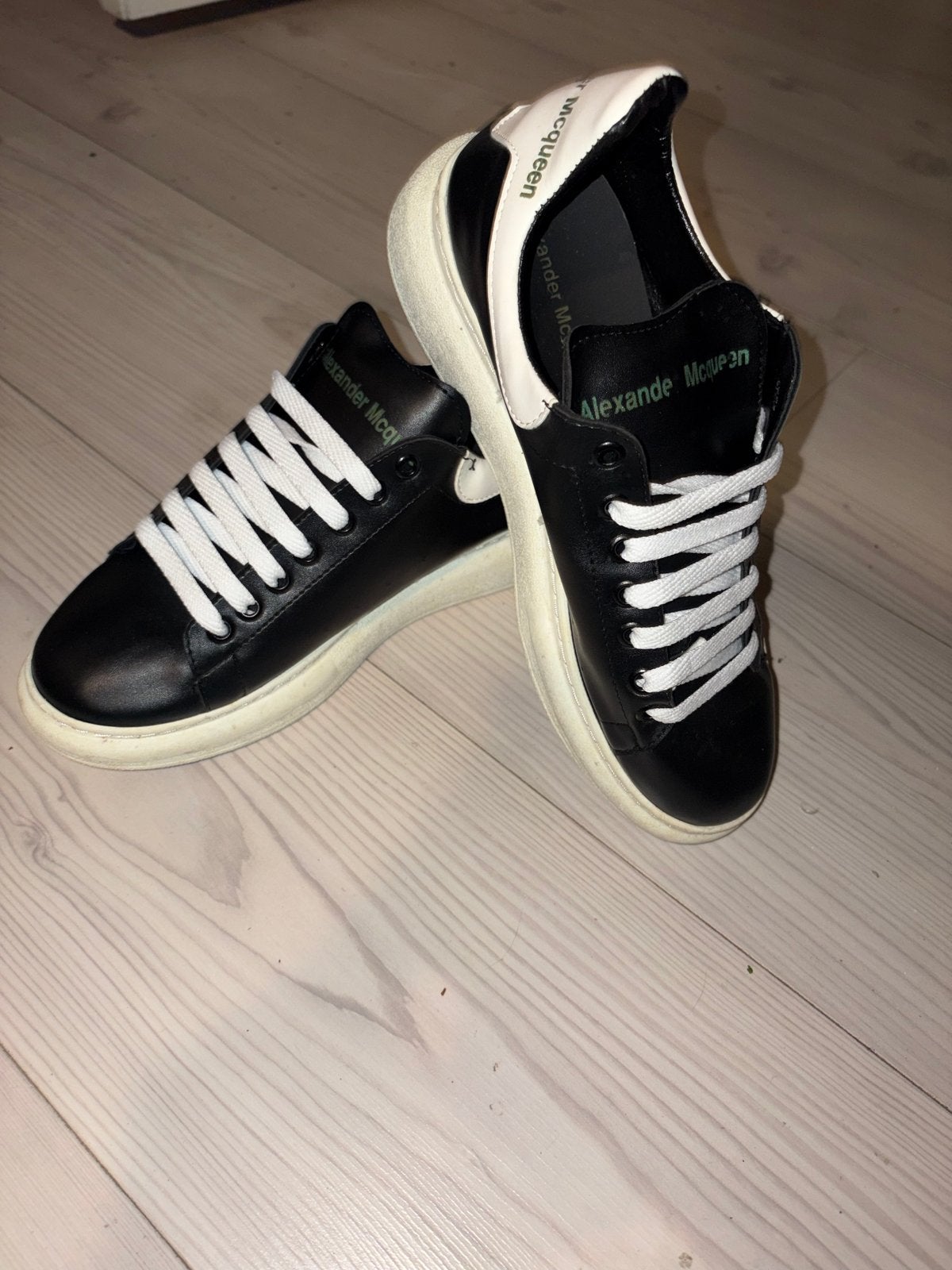 Alexander McQueen sneakers zwart wit maat 40/41, Kleding | Dames, Ophalen, Zwart, Sneakers of Gympen, Zo goed als nieuw