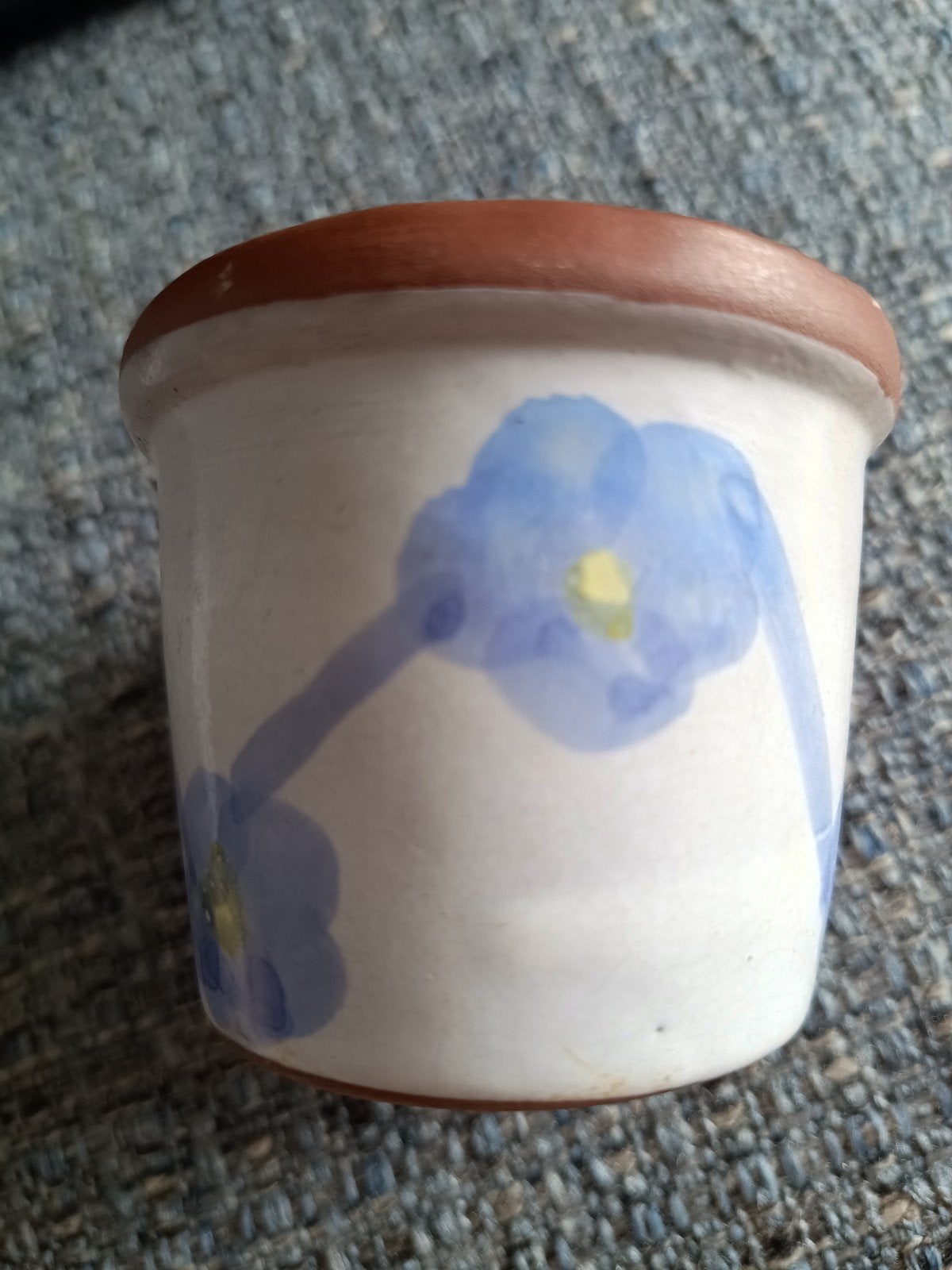 Leuk bloempotje met blauwe bloemen, Gebruikt, Rond, Ophalen of Verzenden, Balkon