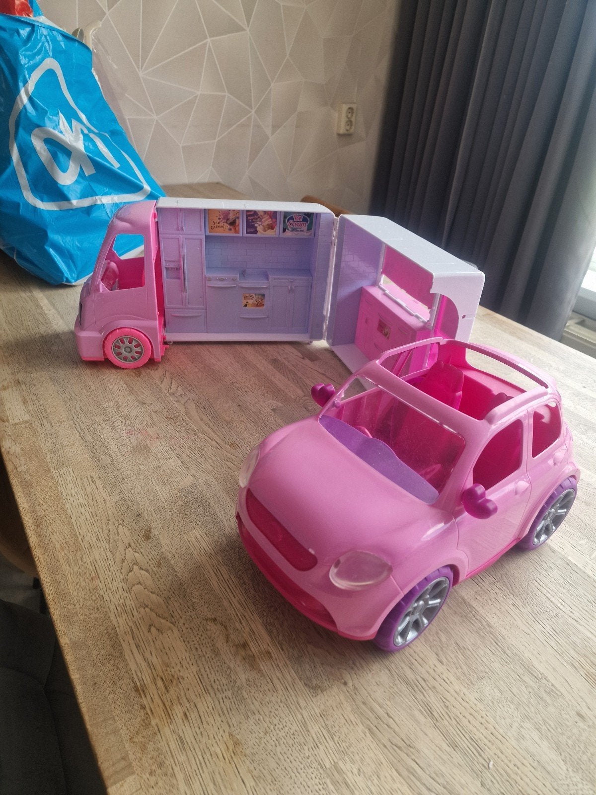 Roze speelgoedvoertuigen: foodtruck en auto, Ophalen
