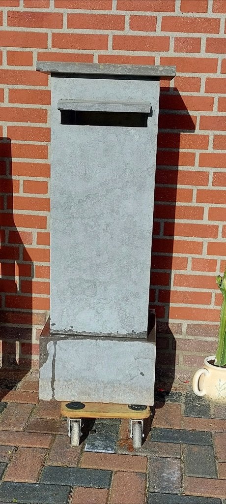 Brievenbus (beton), Ophalen, Gebruikt, Beton, Staande brievenbus