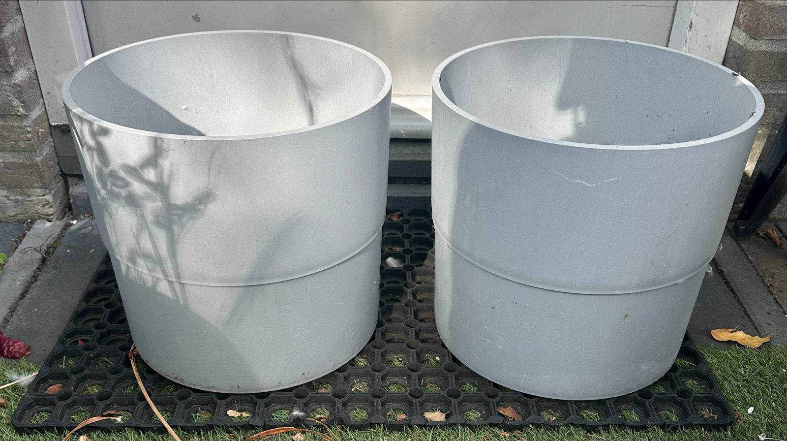 Twee grijze ronde plantenbakken van kunststof, Tuin en Terras, Bloembakken en Plantenbakken, Ophalen, Kunststof, Gebruikt, Balkon