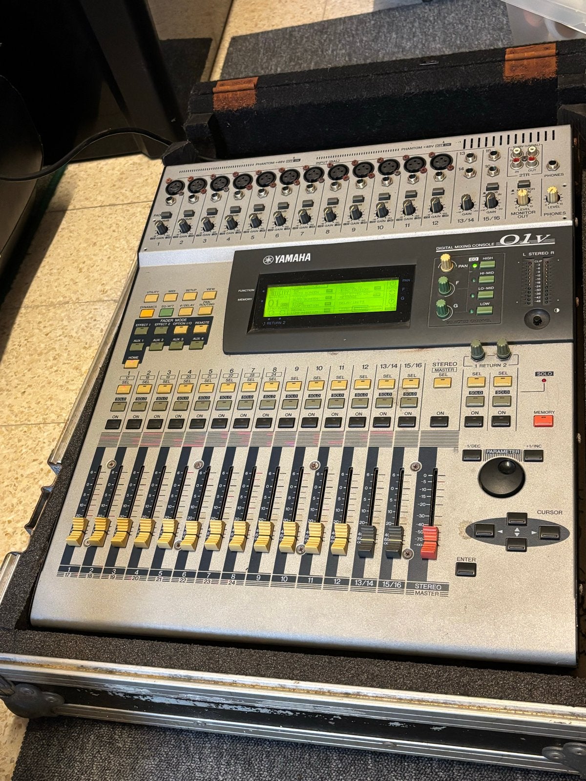 Yamaha O1V Digitale Mengtafel in Flightcase, Ophalen, Gebruikt, 10 tot 20 kanalen, Microfooningang