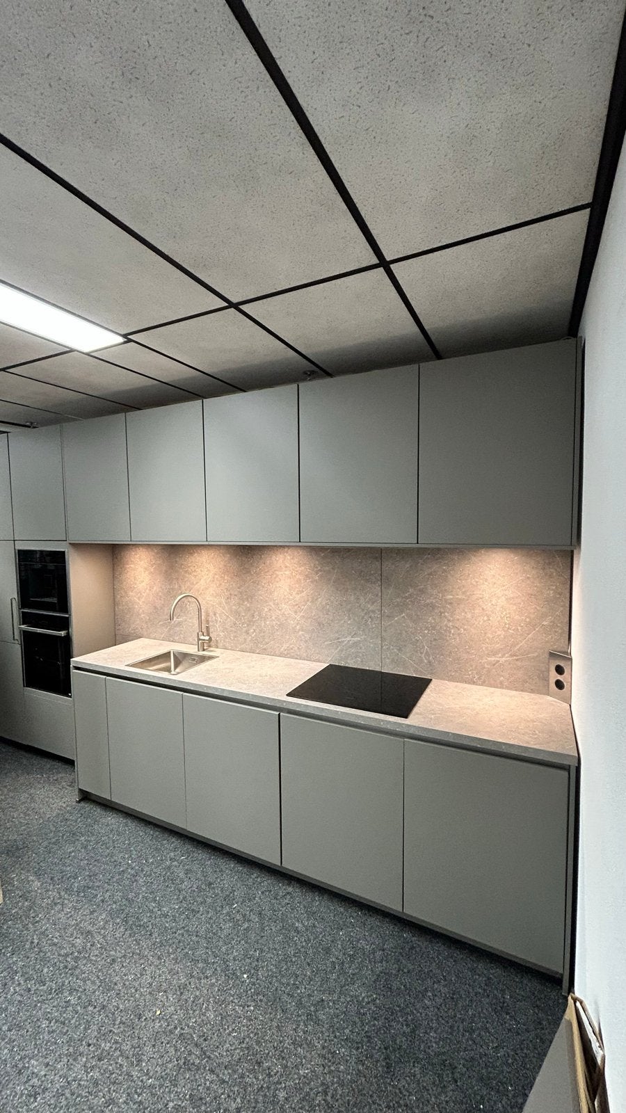 Moderne greeploze keuken met Siemens en Neff apparatuur, Huis en Inrichting, Keuken | Complete keukens, Ophalen, Enkelwandige keuken