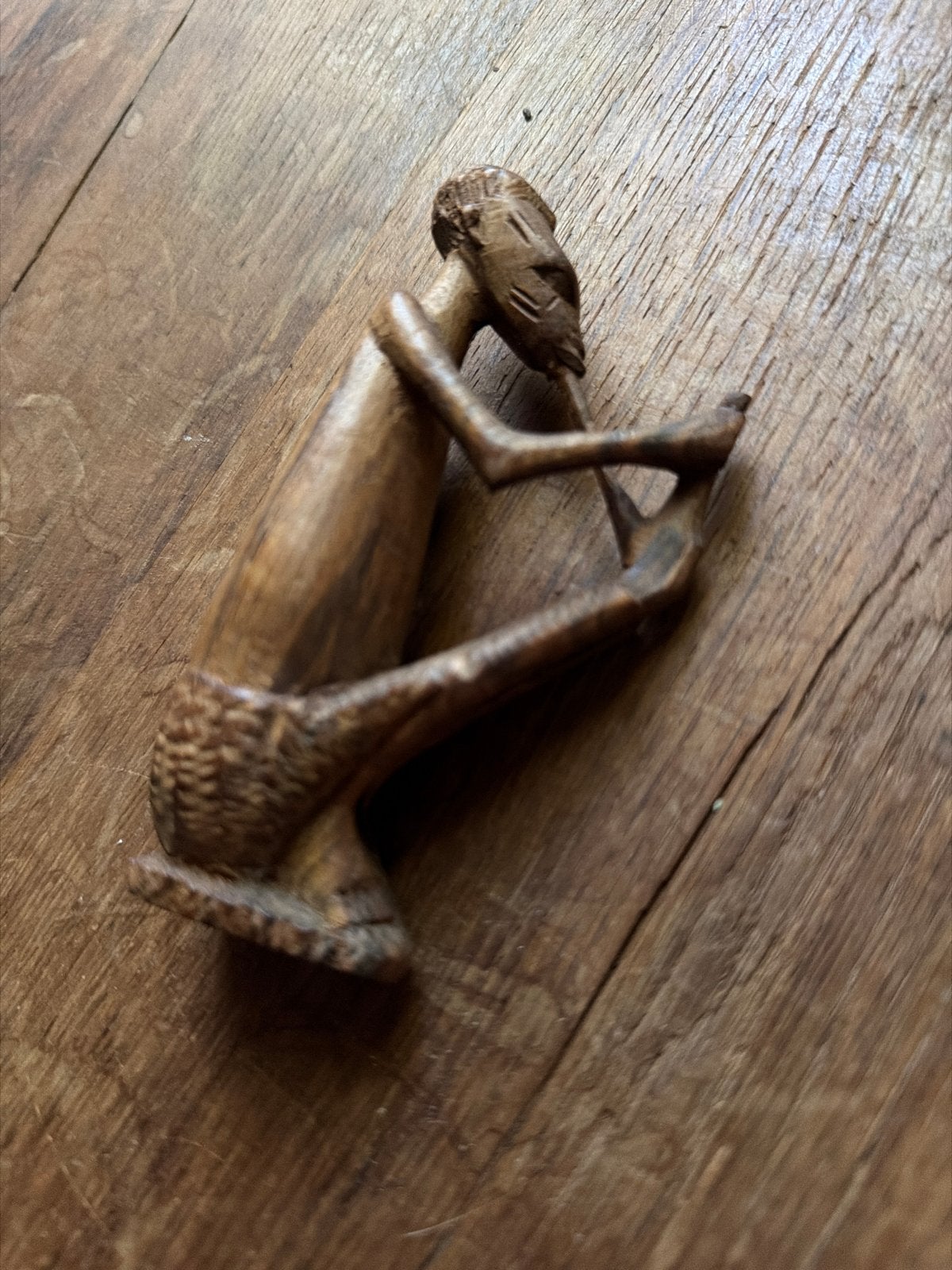 Houten beeldje van een zittende figuur, Ophalen of Verzenden, Handgemaakt, 20 - 50 cm, Beeld