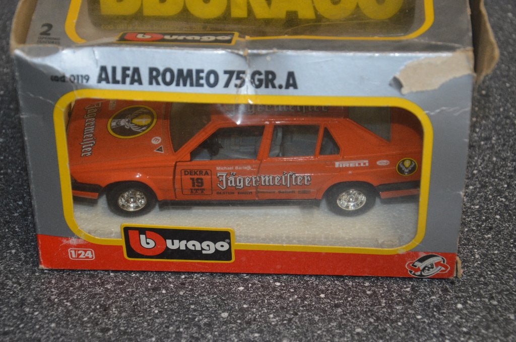 Alfa Romeo 75 GR. Een Jagermeister, Hobby en Vrije tijd, Modelauto's | 1:24, Ophalen of Verzenden, Nieuw, Auto, Bburago