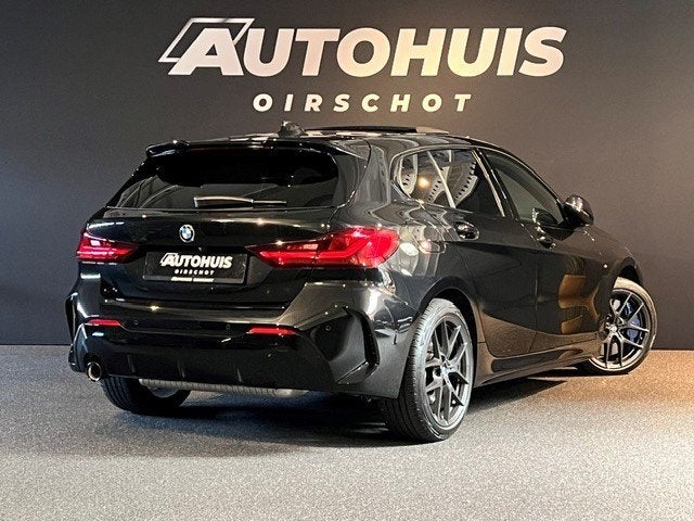 BMW 1-serie 118i High Executive Edition M Pano/ Automatische, Auto's, Gebruikt, Leder en Stof, Zwart, Bedrijf