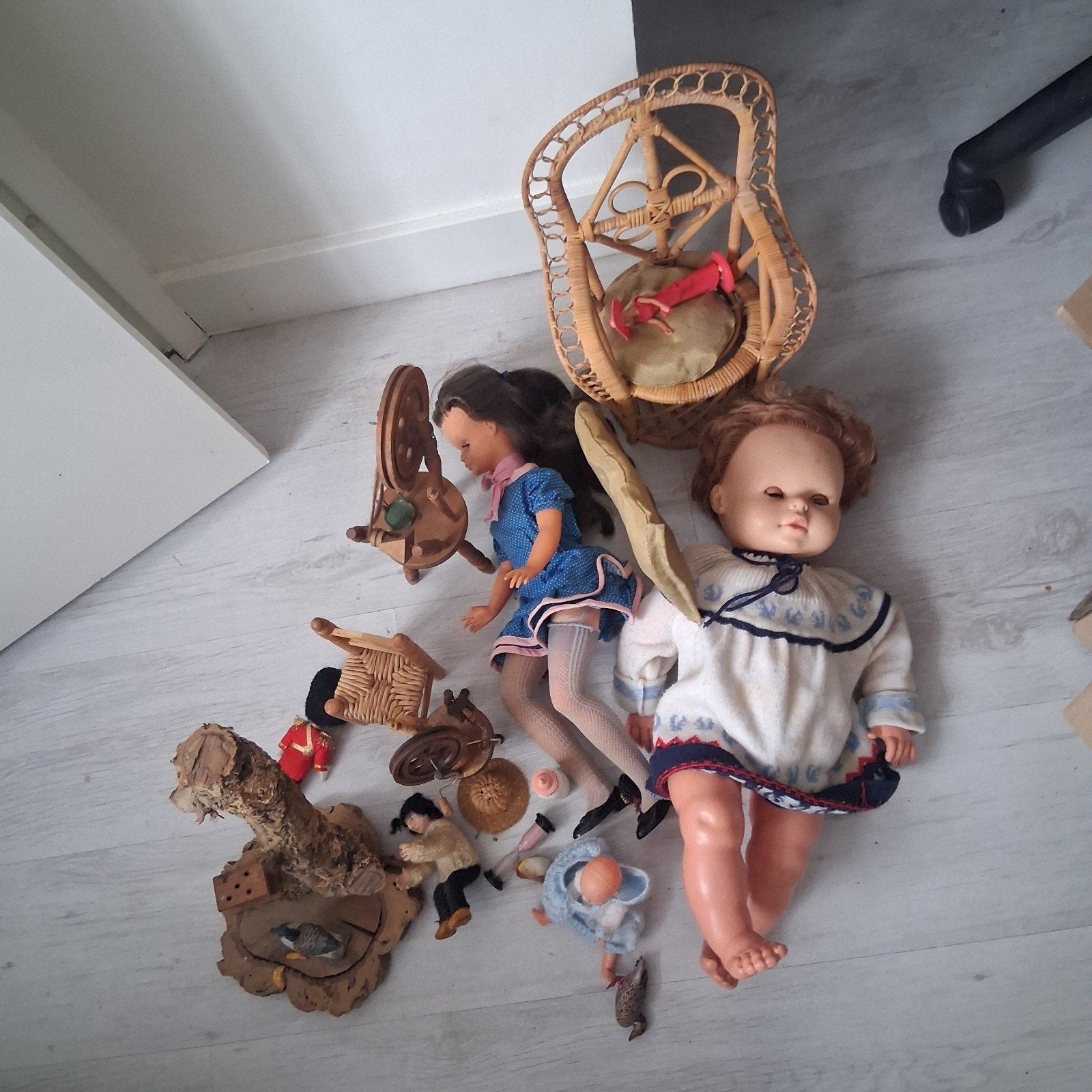 Vintage poppen en accessoires, inclusief spinnewiel, Ophalen of Verzenden, Gebruikt, Pop