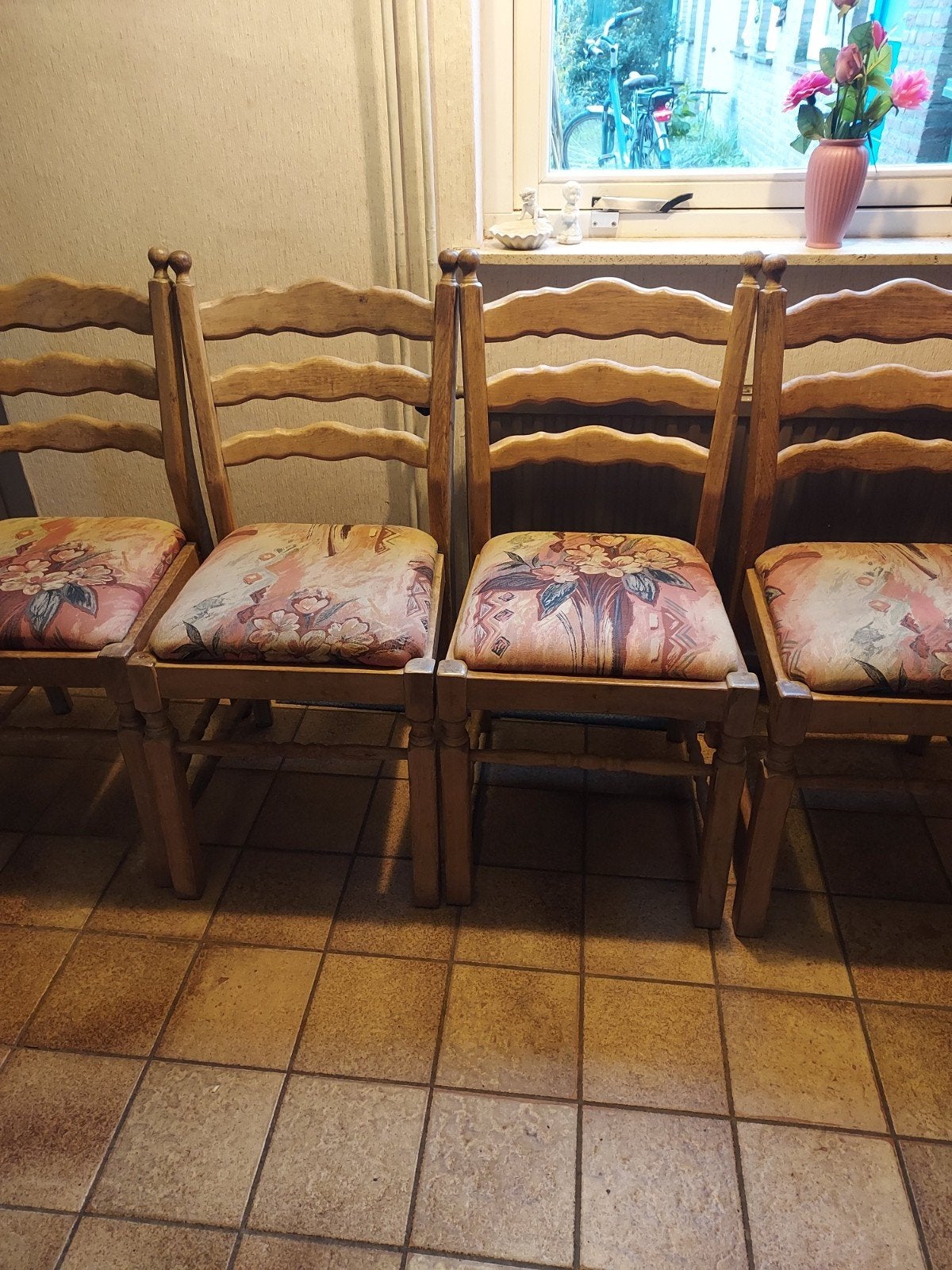 4 gebruikte eetkamerstoelen met gestoffeerde zitting, Ophalen, Gebruikt, Hout, Vier