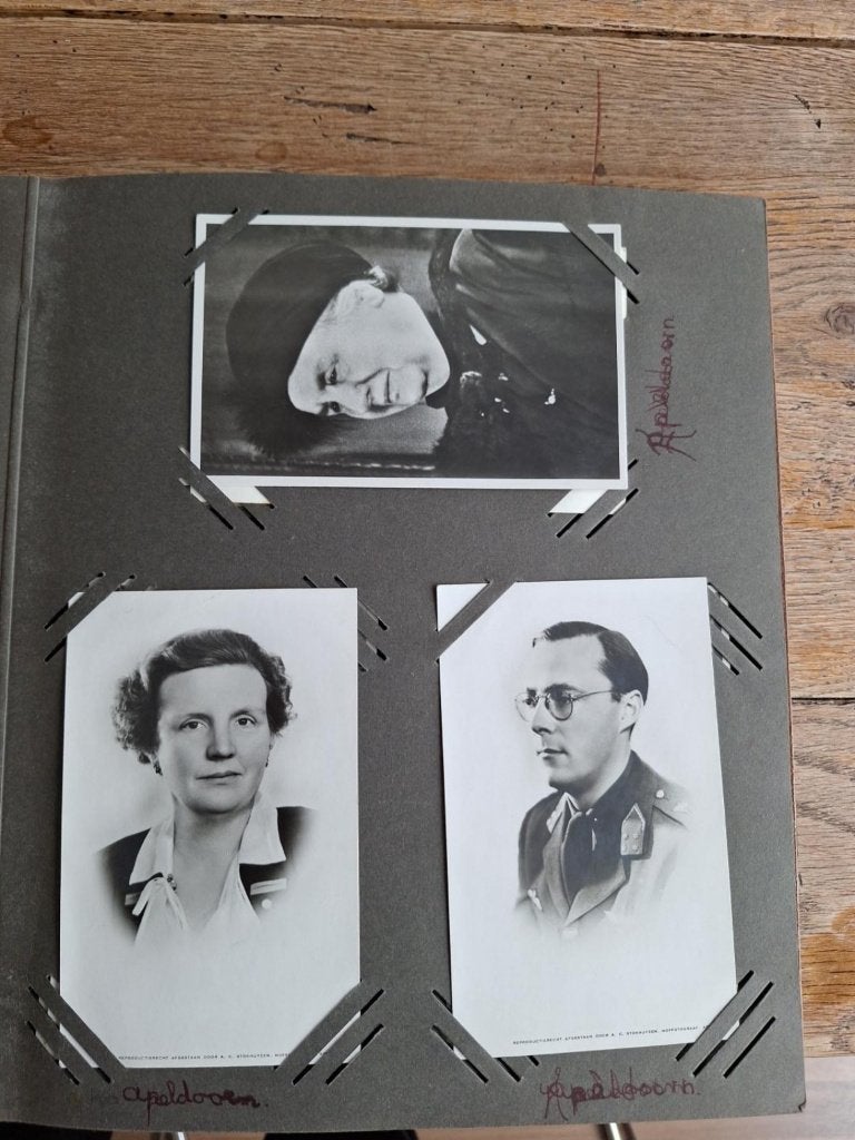 Fotoalbum Koninklijk Huis 69 echte fotokaarten 1947-1949, Verzamelen, Koninklijk Huis en Royalty, Ophalen of Verzenden, Gebruikt