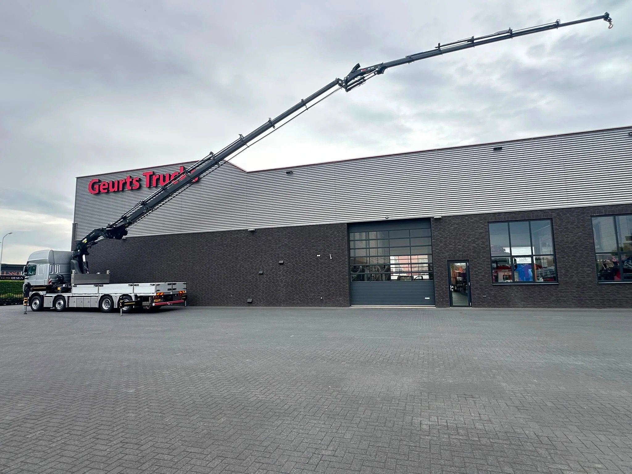DAF XF 530 8X2+HIAB 1055E-8+JIB 150X-6 KRAAN/KRAN/CRANE.GRUA, Automaat, Euro 6, Bedrijf, 2 stoelen
