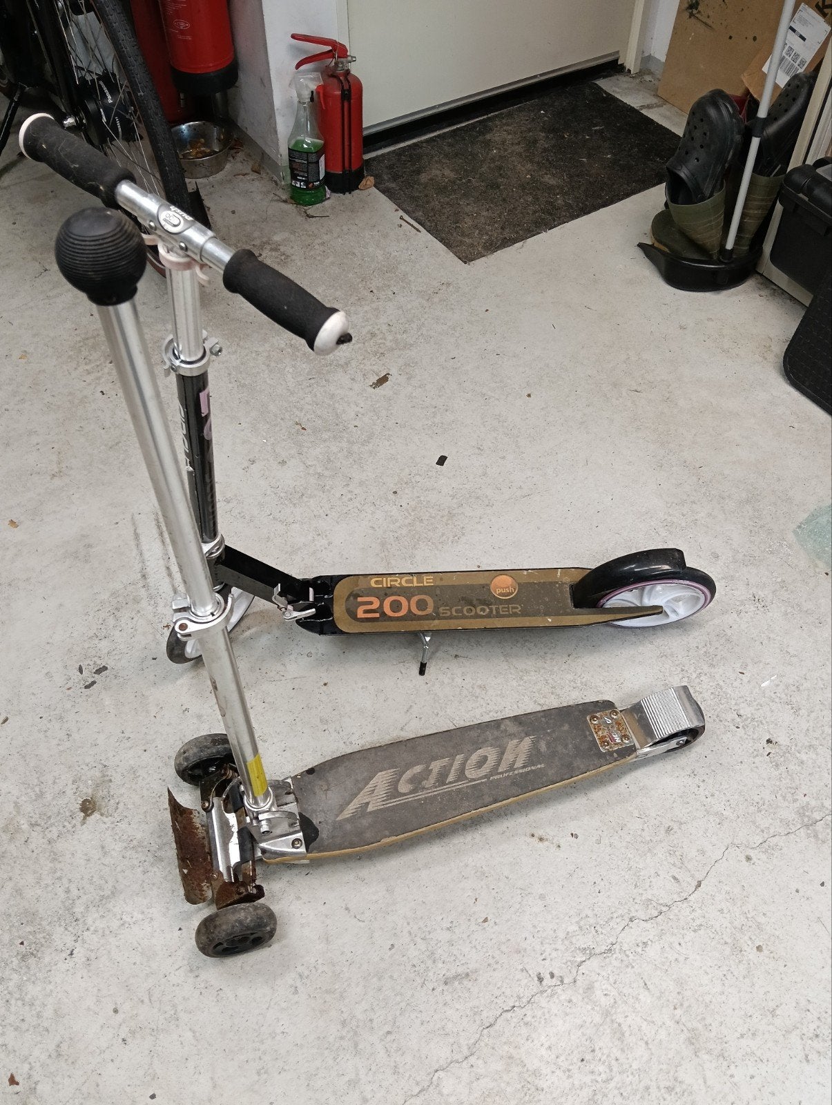 Twee gebruikte steps: Circle 200 Scooter en Action, Fietsen en Brommers, Ophalen of Verzenden, Gebruikt, Gewone step, Circle, Action