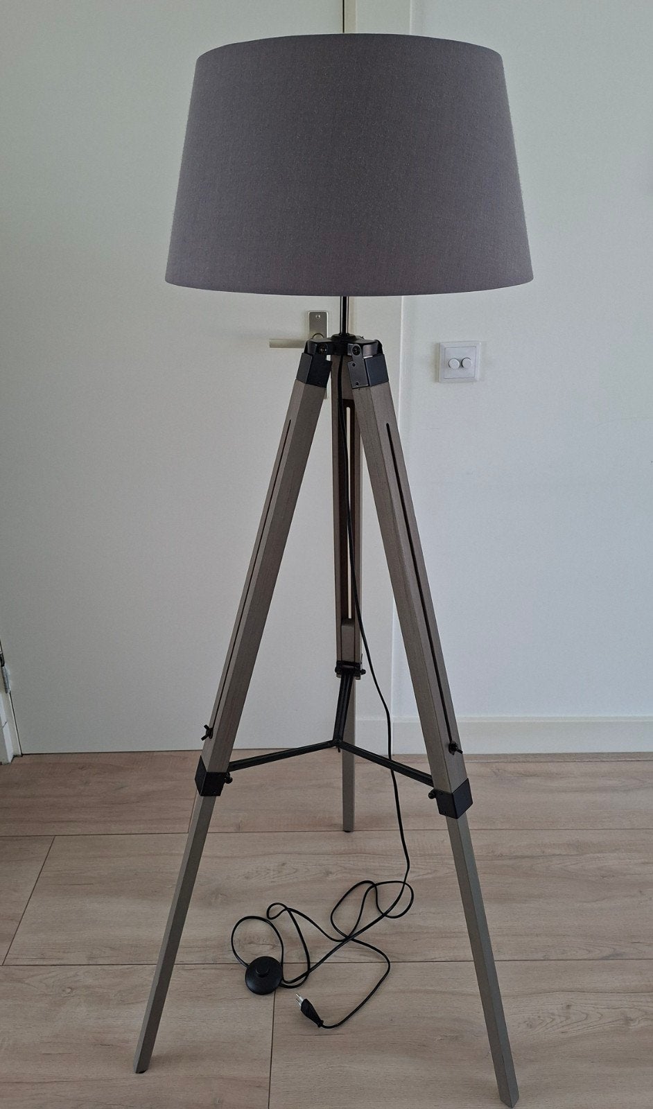 Moderne vloerlamp van Qazqa met grijze kap en houten statief, Ophalen, Zo goed als nieuw, Stof, Modern