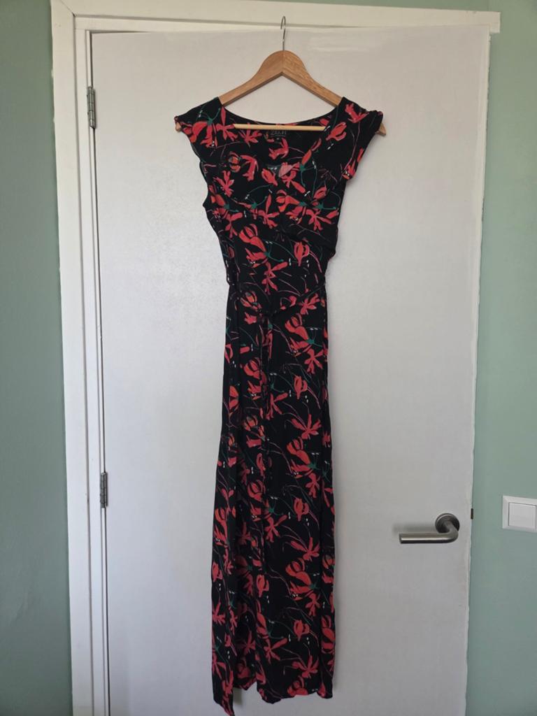 Zwierige maxijurk (M) met rode bolero, Kleding | Dames, Jurken, Zo goed als nieuw, Maat 38/40 (M), Zwart, Onder de knie, Ophalen of Verzenden