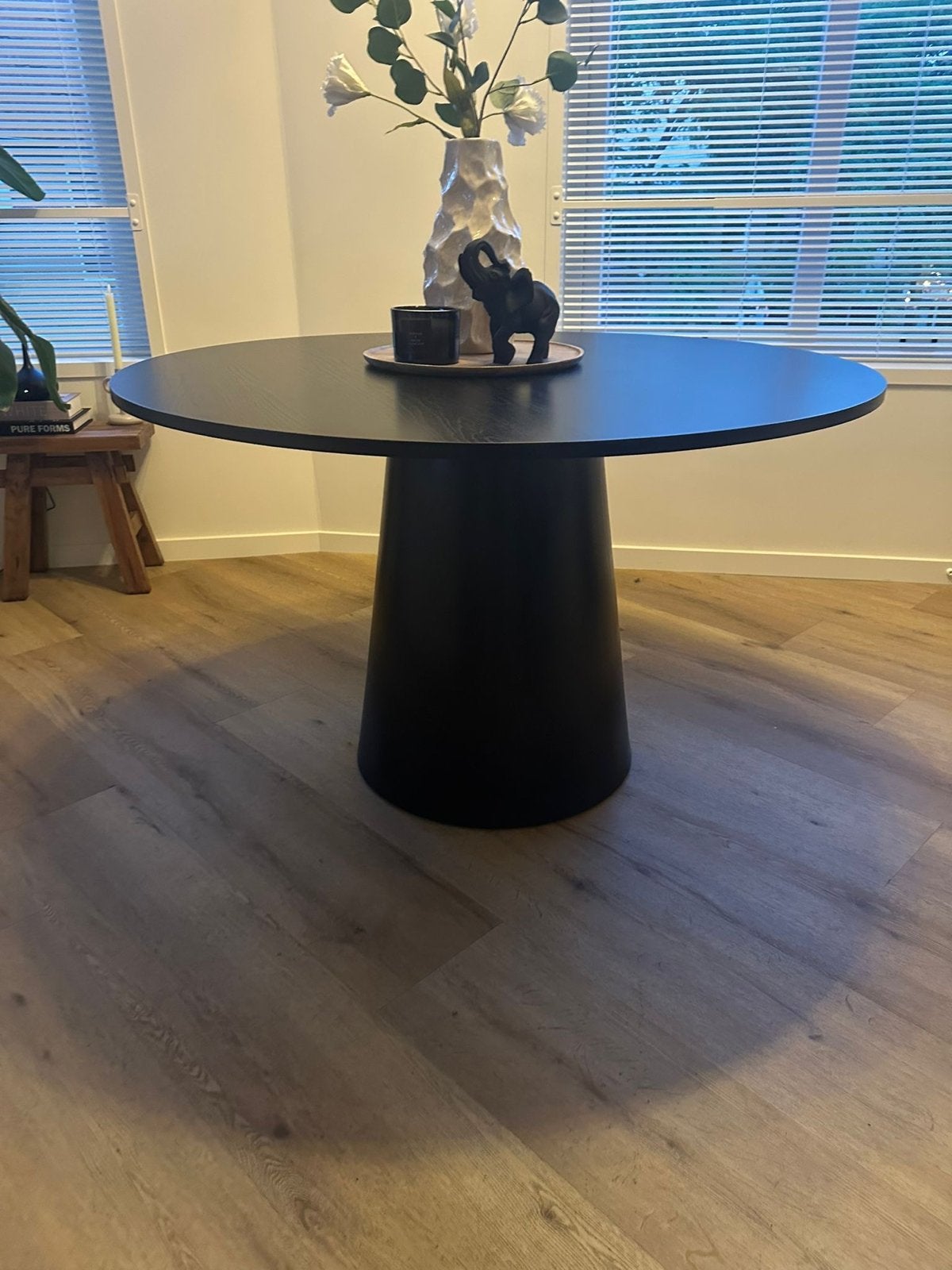 Moderne ronde eettafel - Zo goed als nieuw, Huis en Inrichting, Tafels | Eettafels, Ophalen, 100 tot 150 cm, Rond, Zo goed als nieuw