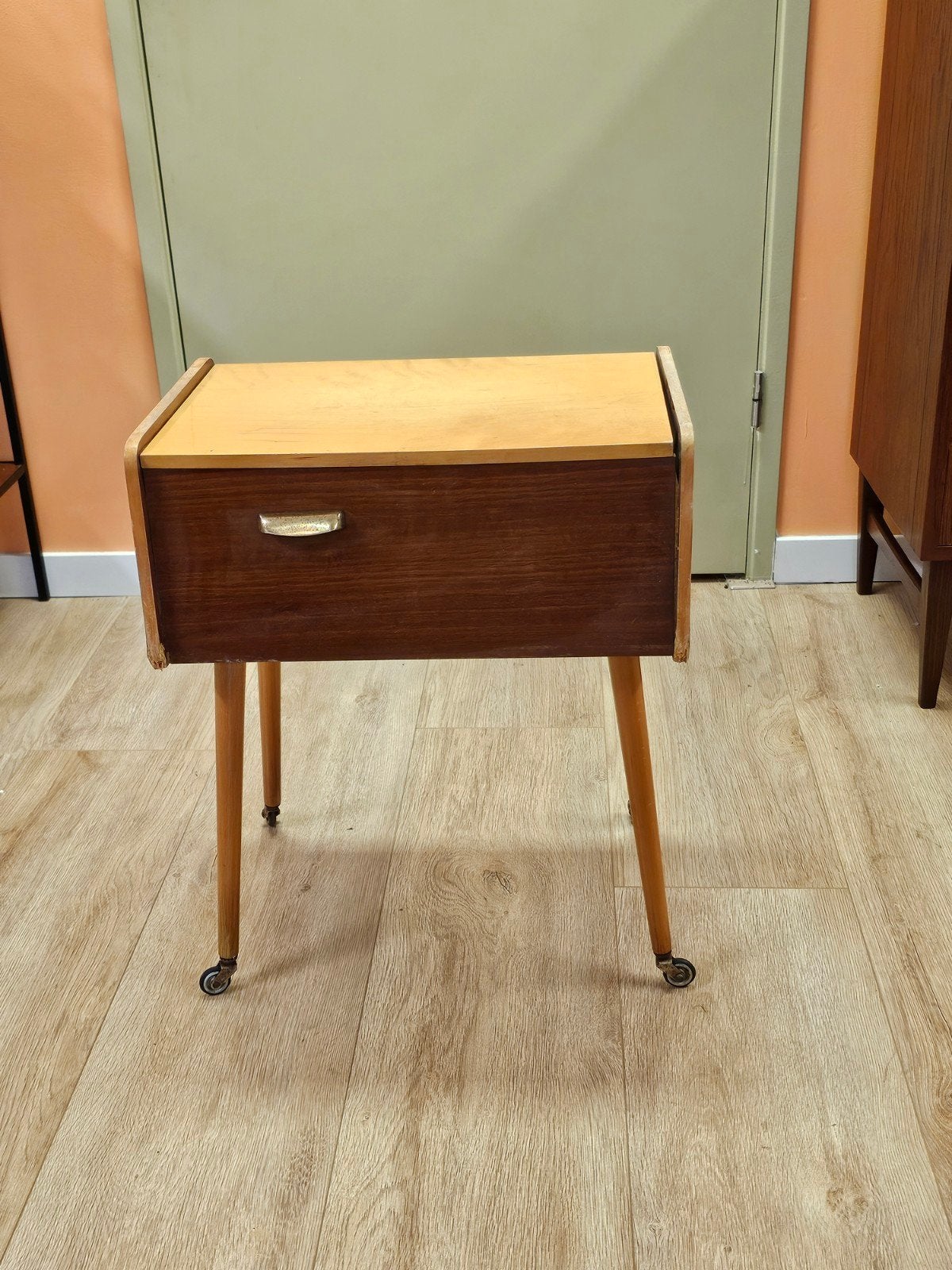 Vintage Naaikastje Uitschuifbaar Naaibox Nachtkastje, Ophalen of Verzenden