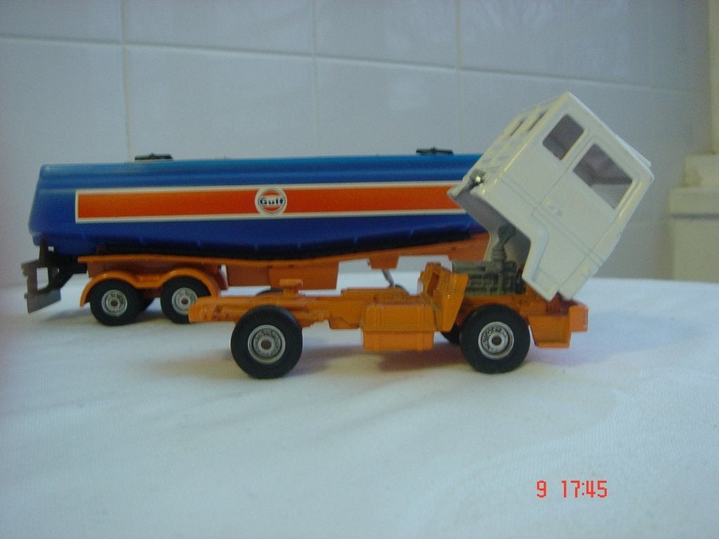 CORGI TOYS FORD CONTINENTAL GULF TANKER 1976, Ophalen of Verzenden, Zo goed als nieuw, Bus of Vrachtwagen, Corgi