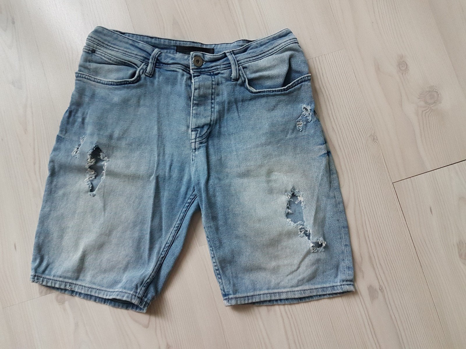 Ashes to Dust jeansshort in size medium, Kleding | Heren, Spijkerbroeken en Jeans, Ophalen of Verzenden, Zo goed als nieuw, Blauw