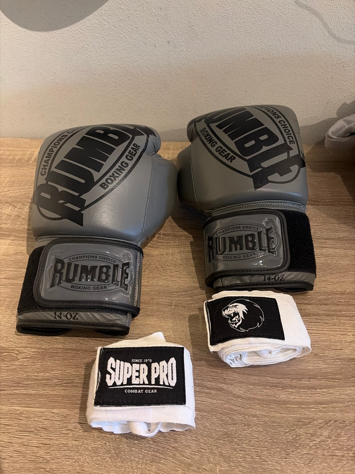 Rumble bokshandschoenen 14 oz met Super Pro bandages, Ophalen of Verzenden, Gebruikt, Bokshandschoenen