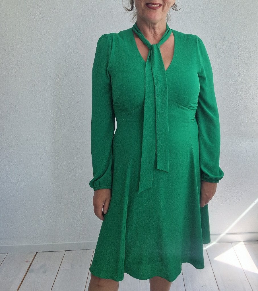 Steps jurk met strikdetail. Maat 42. Groen, Nijmegen, Ophalen of Verzenden, Zo goed als nieuw, Knielengte