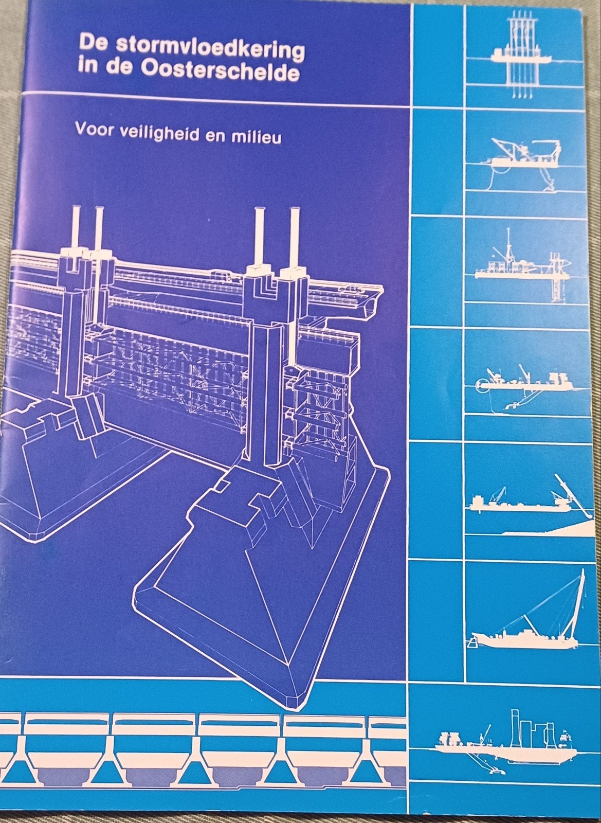 De stormvloedkering in de Oosterschelde-Veiligheid en milie, Boeken, Techniek, Ophalen of Verzenden, Zo goed als nieuw, Bouwkunde