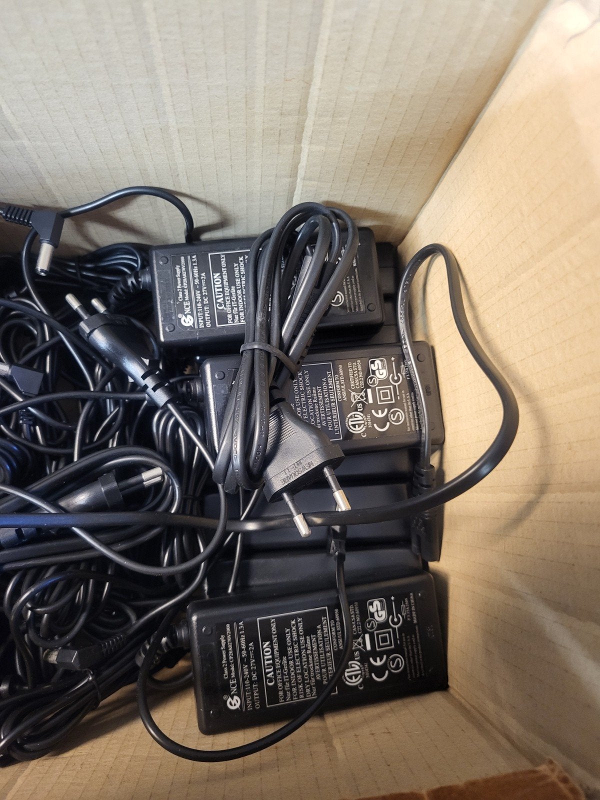 Partij van 20 stuks NCE 27V 2A AC/DC Adapters, Ophalen of Verzenden, Nieuw
